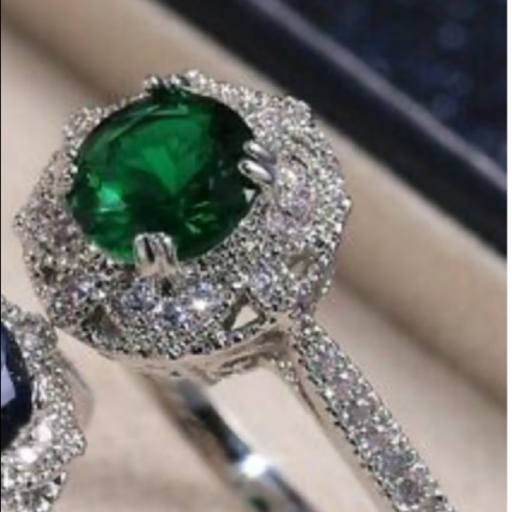 NEW 925 Sterling Silver Emerald Gorgeous Ring - Picture 1 of 7